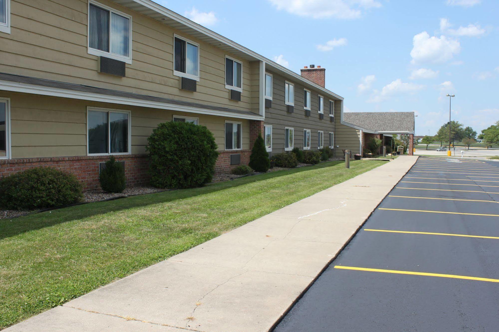 Americinn By Wyndham West Burlington Exterior photo